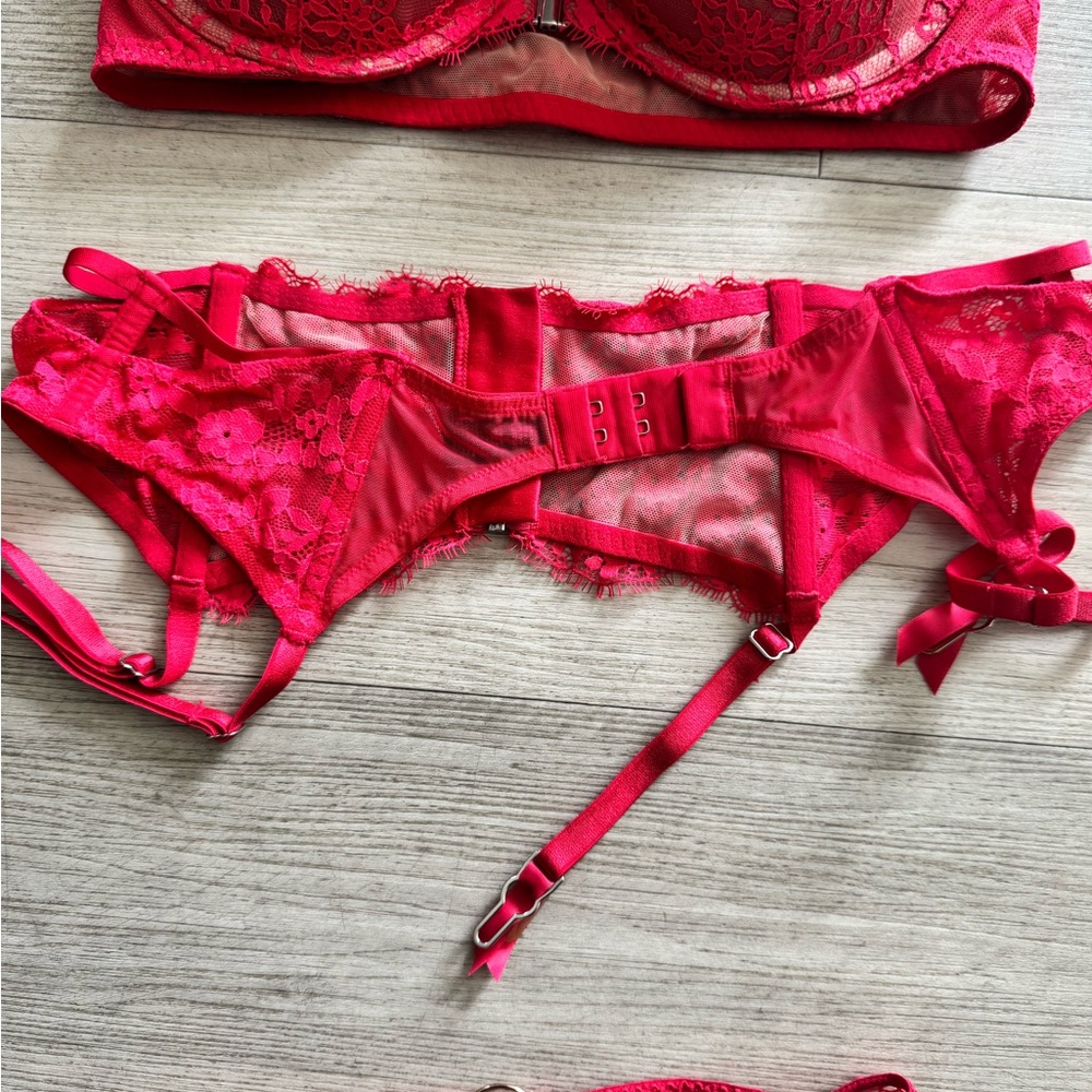 Victoria Secret Elegant Pink Lace Lingerie Set - Picture 4 of 6